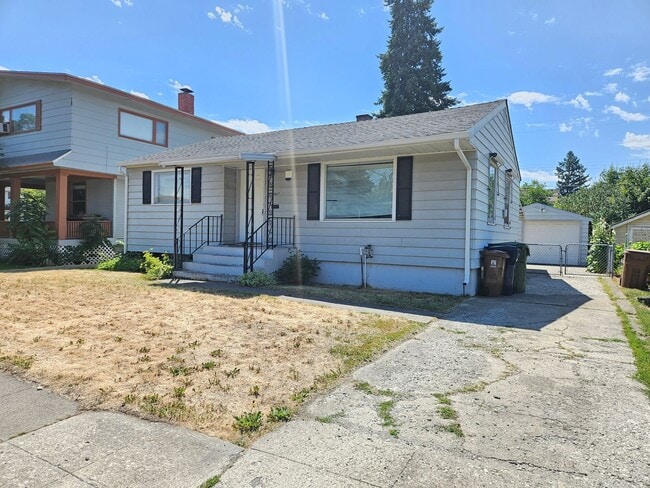 Building Photo - $1,700 - 2 Bed / 1 Bath Charming Rancher H...
