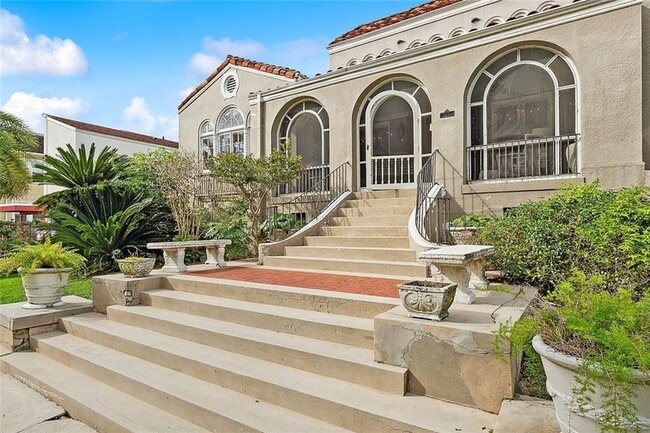 Building Photo - 30 Fontainebleau Dr