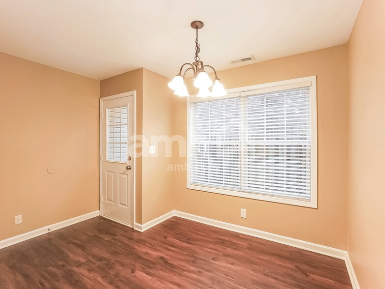 Building Photo - 1006 Hendricks Ct