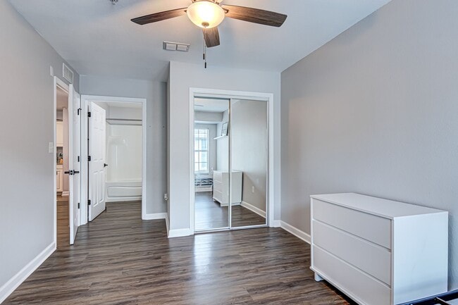 Building Photo - Oxford Terrace Phase I: 4/4 luxury apartment just 3 blocks from UF & 1 block from Sorority Row. L...