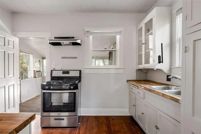 Building Photo - Great Location! Charming Home!