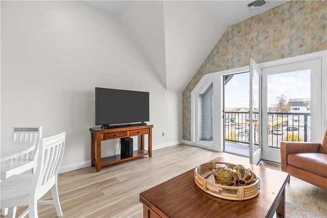 Building Photo - 580 Thames St