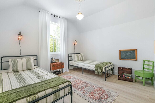 Building Photo - 30 W Castillo Dr