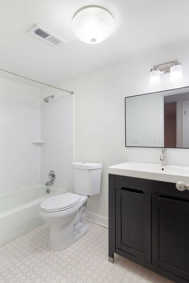 Building Photo - Spacious 2/2 Condo w/ Great Roommate Setup!