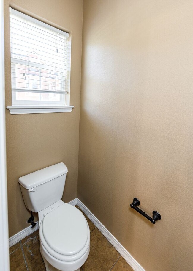 Building Photo - Westside 3 Bed Townhouse in Gold Hill Mesa