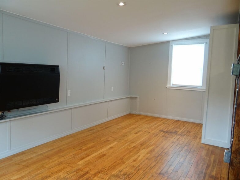 Building Photo - 25 School, 25