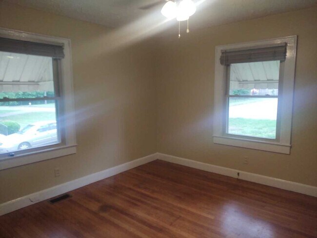 Building Photo - 3 bedroom 2 bath house available now! Pet friendly!