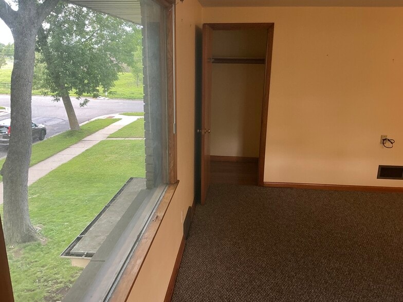 Front room, picture, window, and closet - 4210 S 22nd St