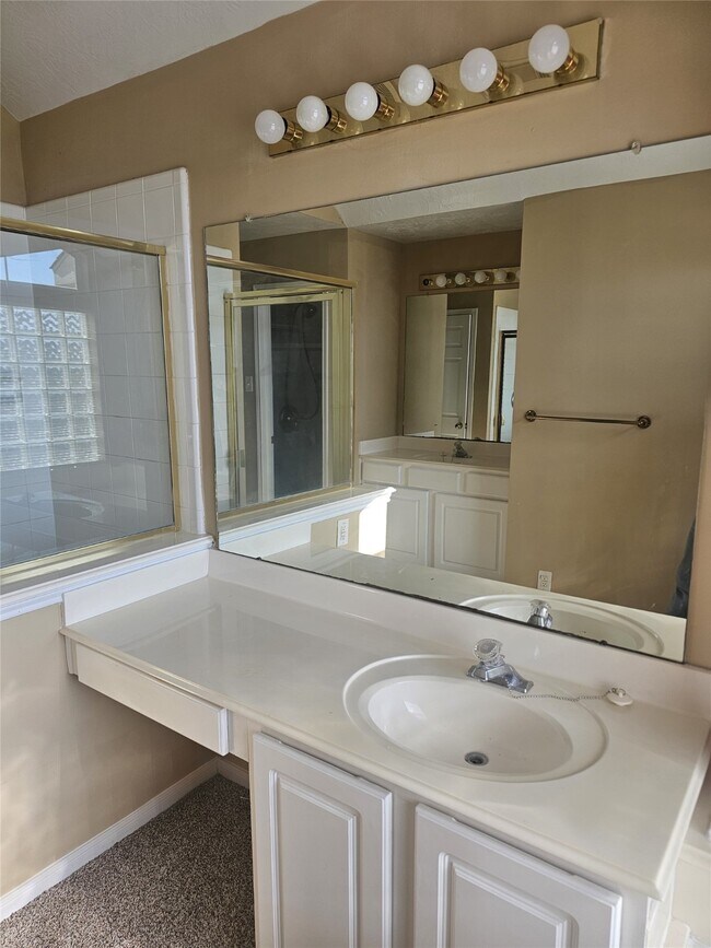 Building Photo - 12111 N Brenton Knoll Dr