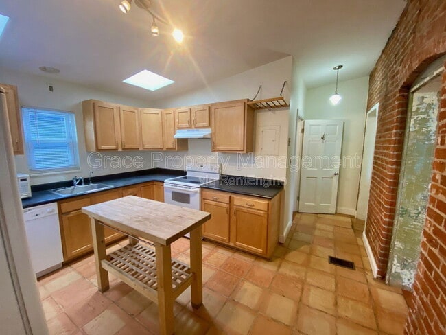 Building Photo - 819 E 25th Ave