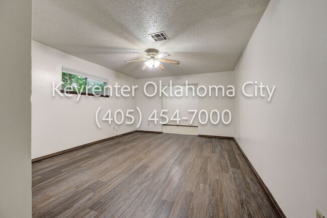 Building Photo - 920-922 SW 97th St Duplex