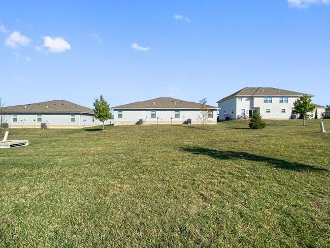 Building Photo - Charming 3-Bed, 2-Bath Ranch style duplex in the Colonial Gardens