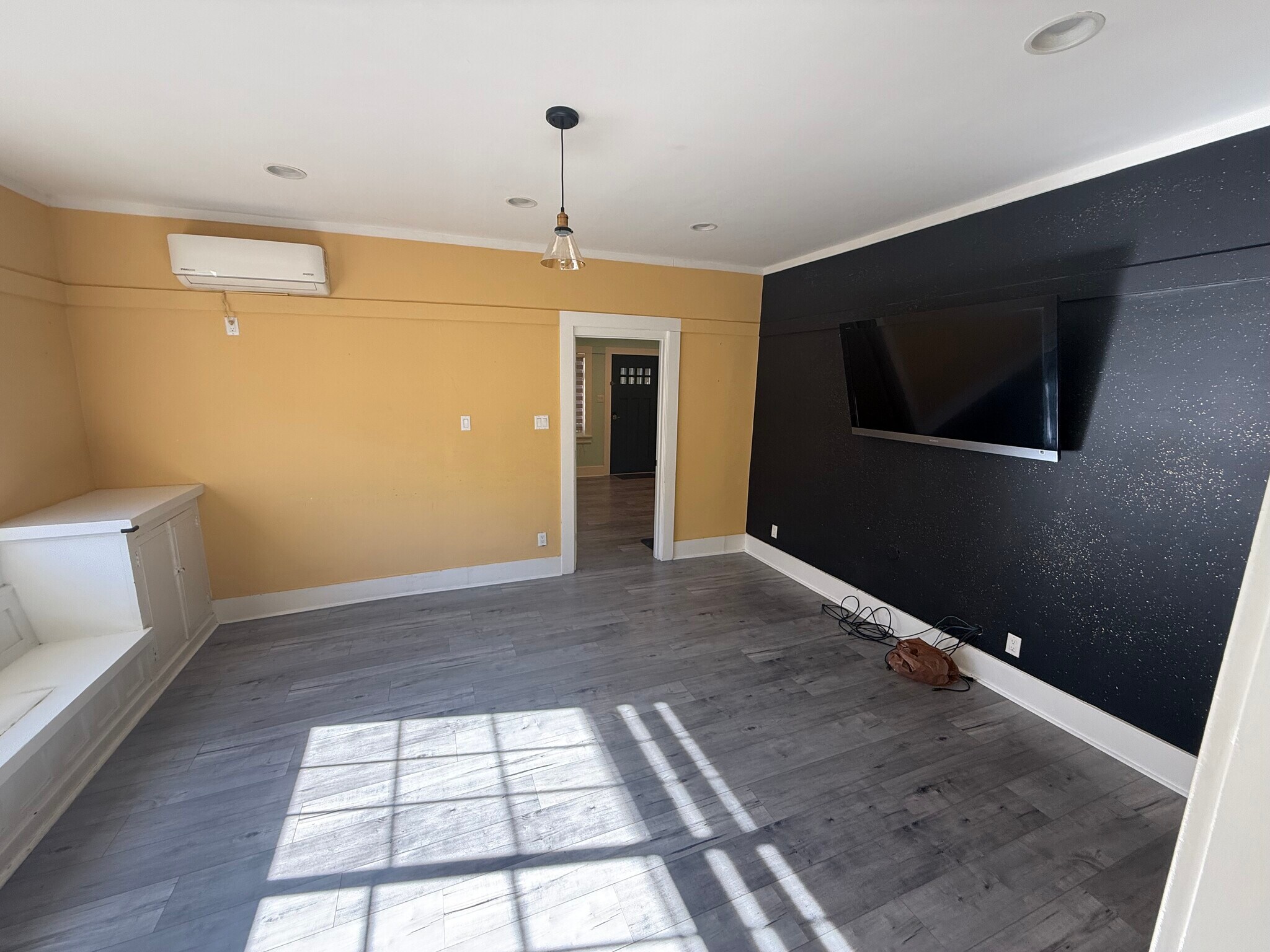 Building Photo - 396 N Mentor Ave