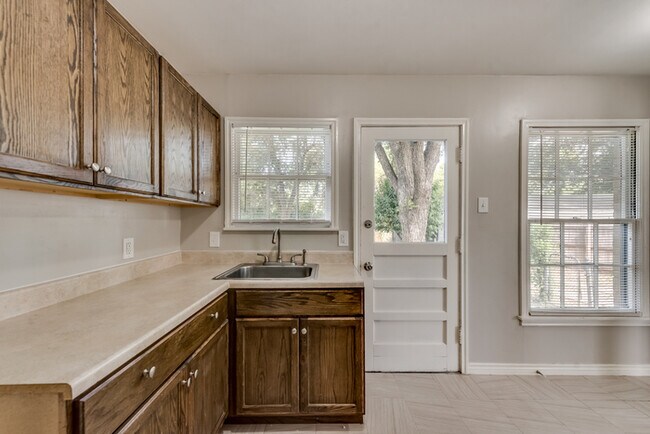 Building Photo - Cozy Home in Casa View