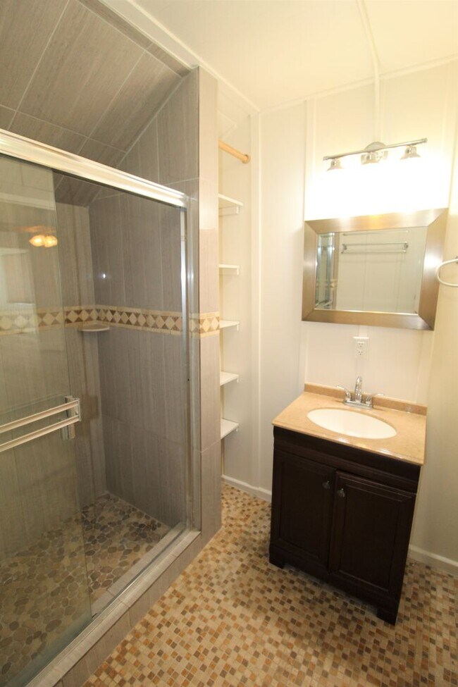 Building Photo - Downtown Ventura Bungalow with Beautiful Y...