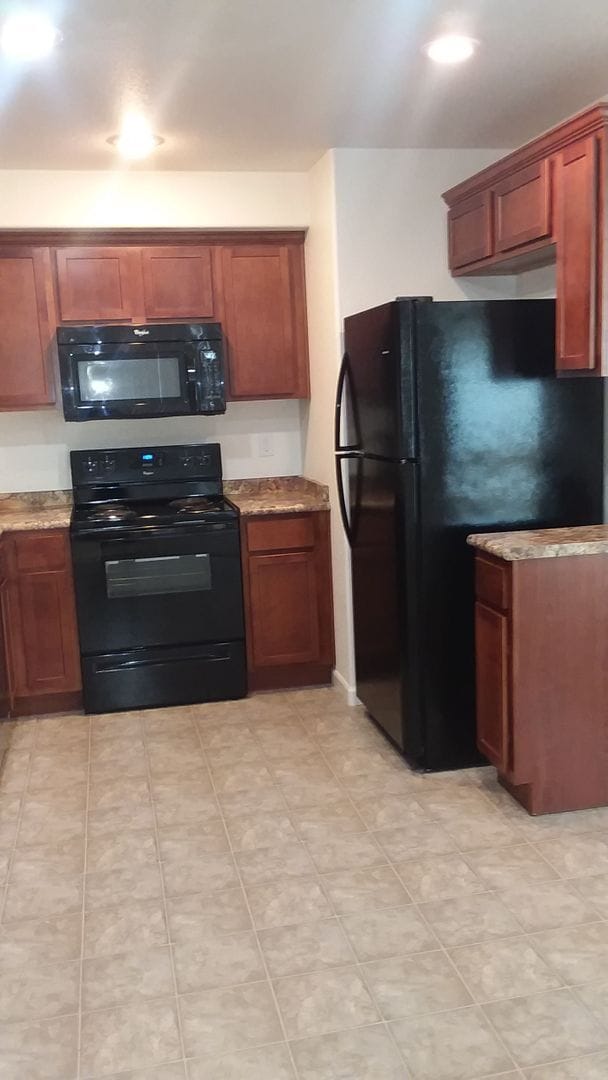 Building Photo - 3 Bedroom 2.5 Bathroom Townhouse in Saddle Ridge!!!