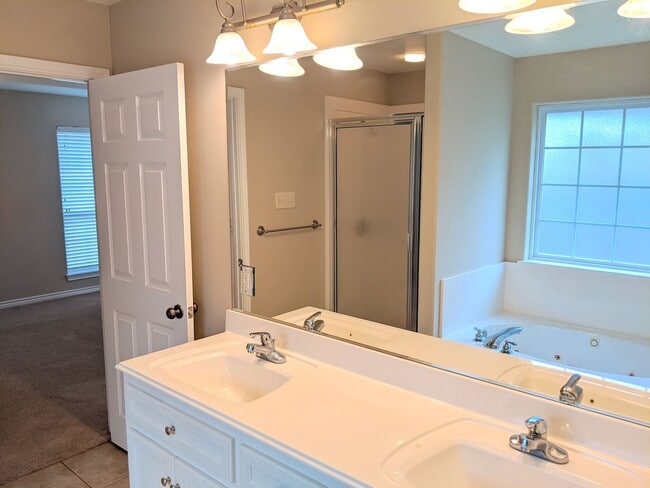 Building Photo - May Move In! 3 Bed 2 Bath In Edelweiss Gar...