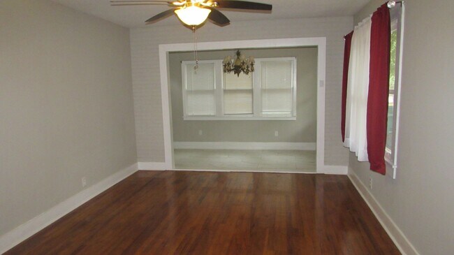 Building Photo - NEWLY REMODELED 3 BEDROOM 2 BATH