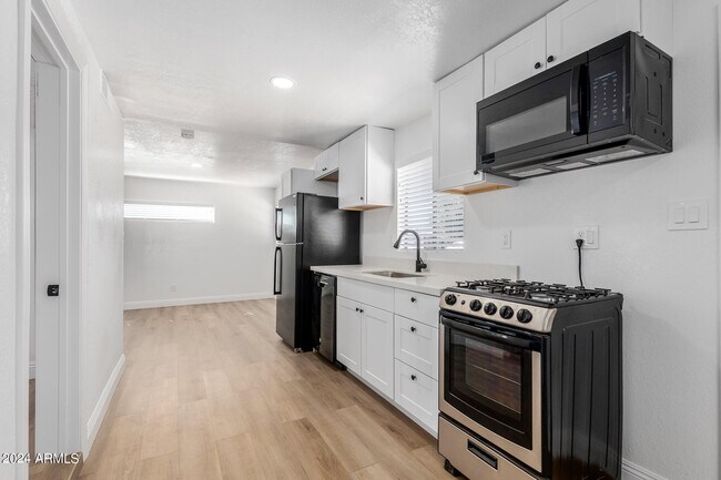 Building Photo - 723 E Sunnyslope Ln