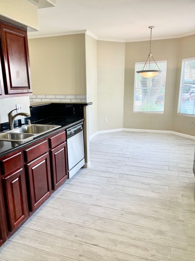 Building Photo - Stunning 3 Bedroom Condo In Scottsdale!