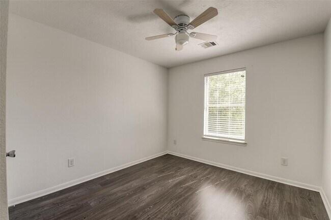 Building Photo - 834 Sweet Flower Dr
