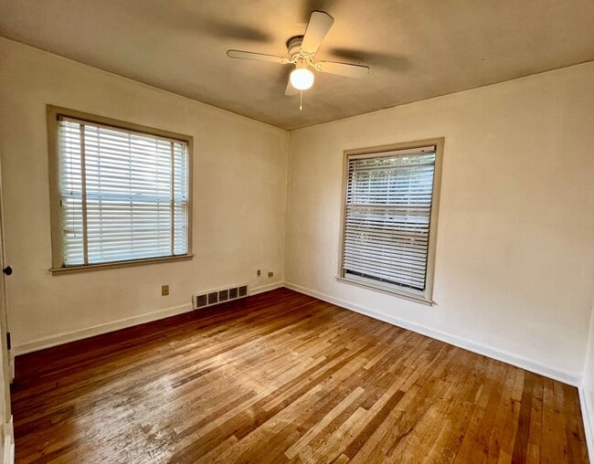 Building Photo - Great 3 Bedroom Near Aggieville & KSU! Pre Leasing for 2026-2027 School Year!