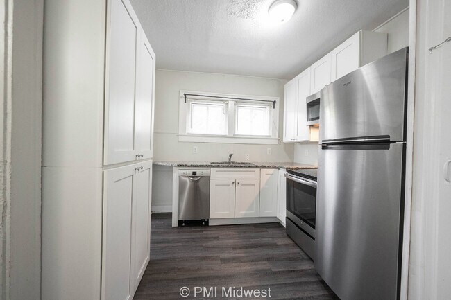 Building Photo - Charming 2-Bed, 2-Bath Duplex in Indianapolis