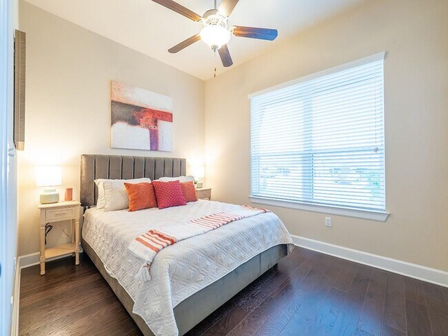 Building Photo - 5605 Roosevelt Ave