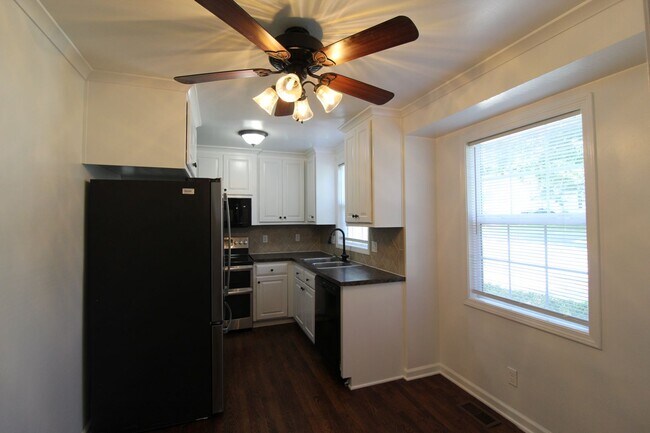 Building Photo - August FREE On This 2 Bedroom 1 Bath Home in Roeland Park