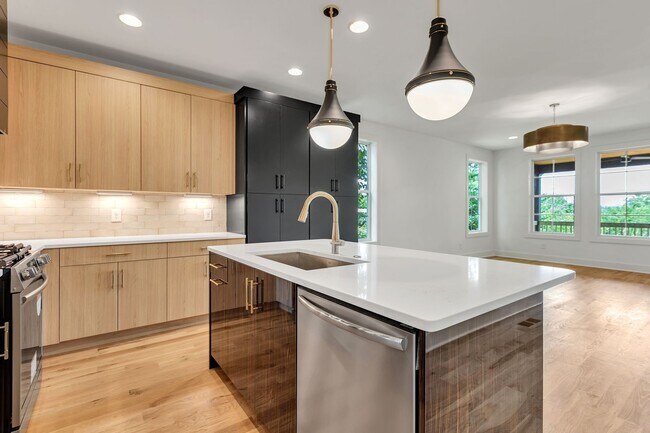 Building Photo - 660 Vernon Ave