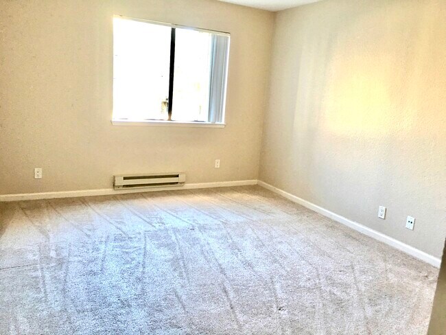 Master bedroom - 880 E Fremont Ave