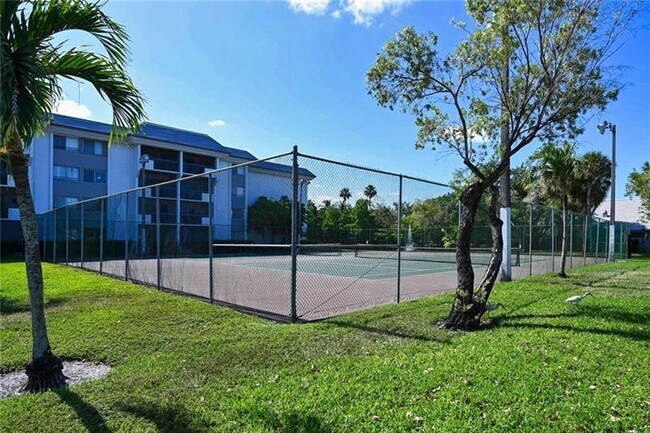 Building Photo - 731 N Pine Island Rd