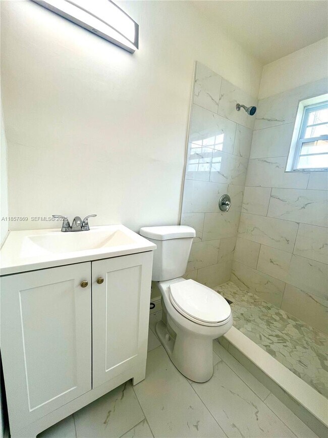 Building Photo - 1004 SW 24th Ave