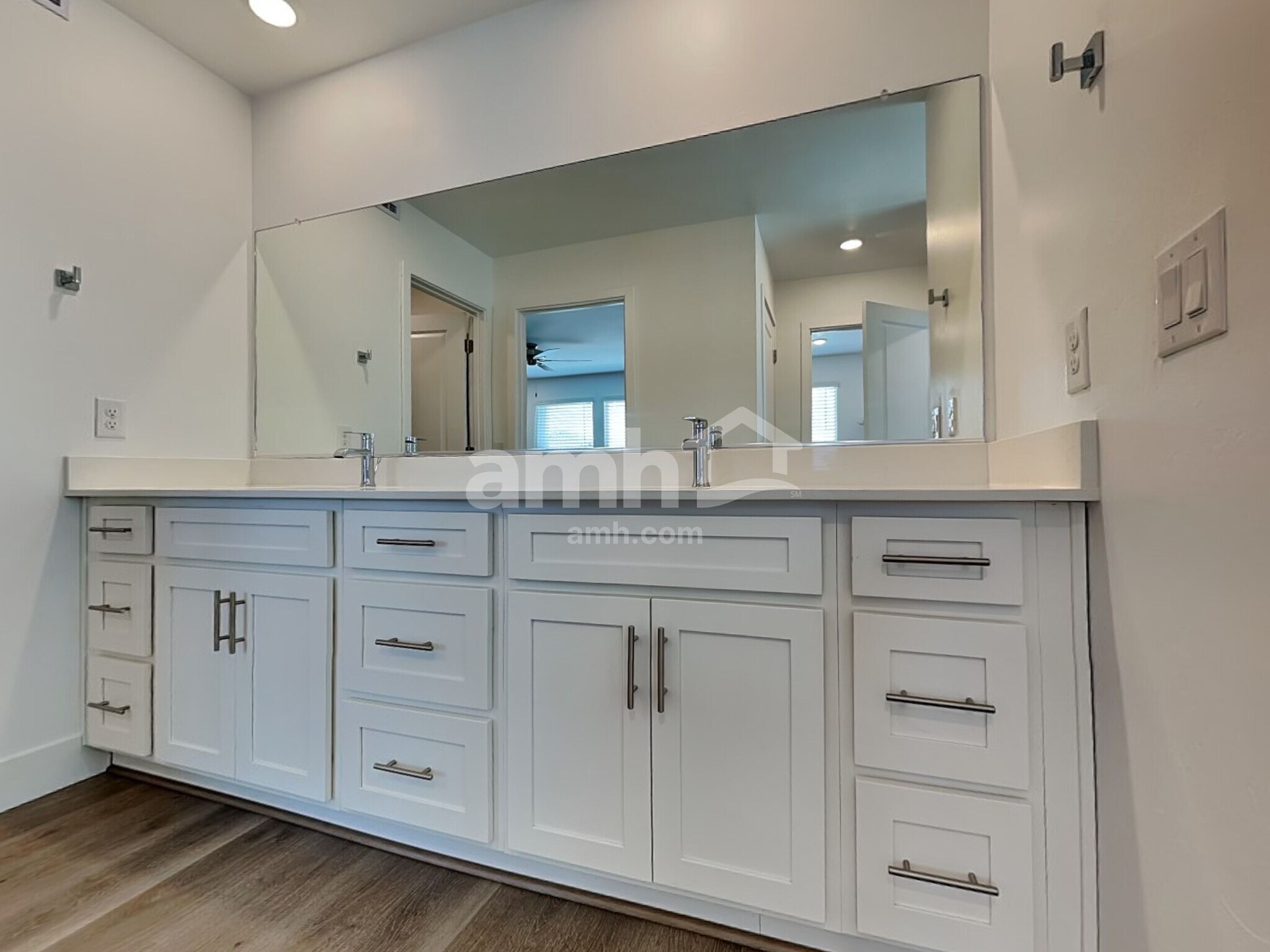Building Photo - 9585 Harkes Dr