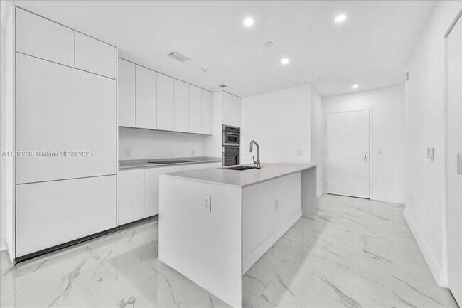 Building Photo - 700 NE 24th St