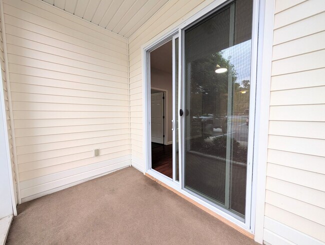 Building Photo - 484 River Oaks Dr