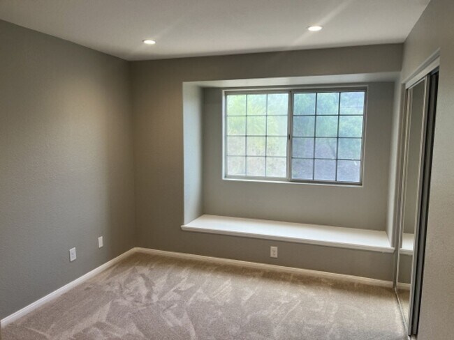 Building Photo - Stunning 4 bedroom Home with a Pool locate...