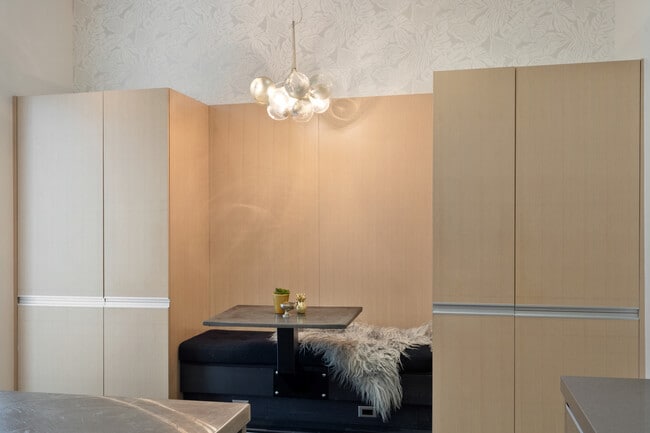 Building Photo - 1019 N Wolcott Ave