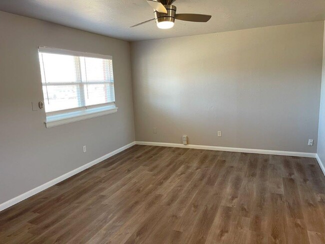 Building Photo - 3 bed one bath with Luxury Vinyl plank,  o...