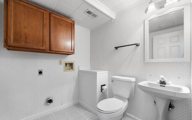 Building Photo - 3 Bed + Complete basement in Maryville