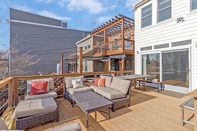 Building Photo - Big and Comfy Townhouse