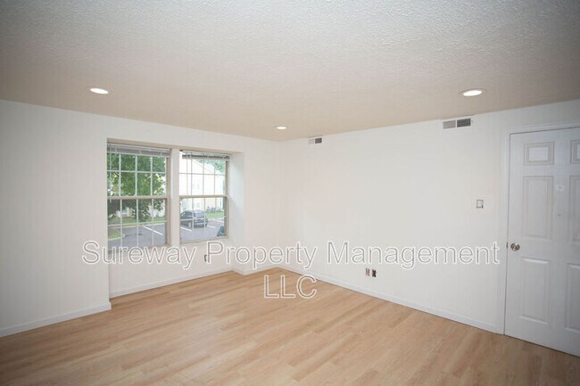 Building Photo - 142 Kenwood Dr