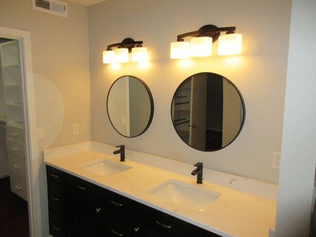 Building Photo - Beautiful Three Bedroom in the Hills of South Salem