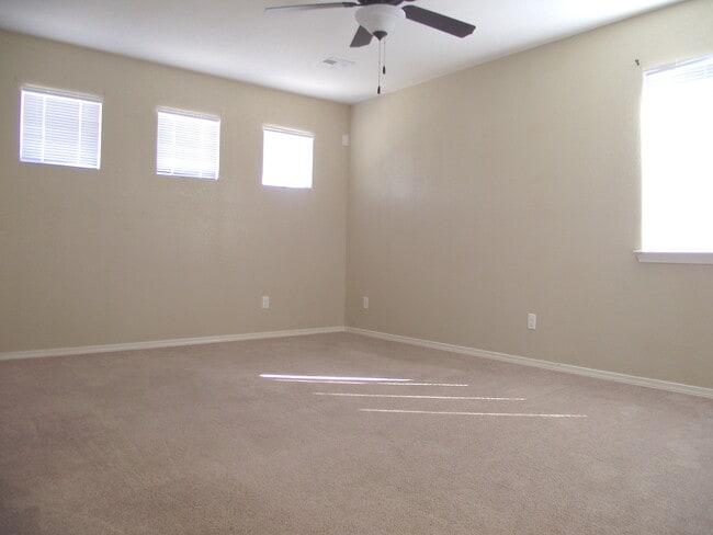 Building Photo - Sandstone Ranch Estates 4Bed/2.5bath Refri...