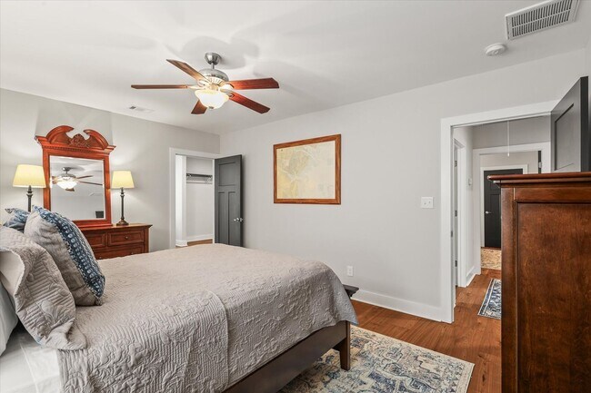 Building Photo - Short Term Only