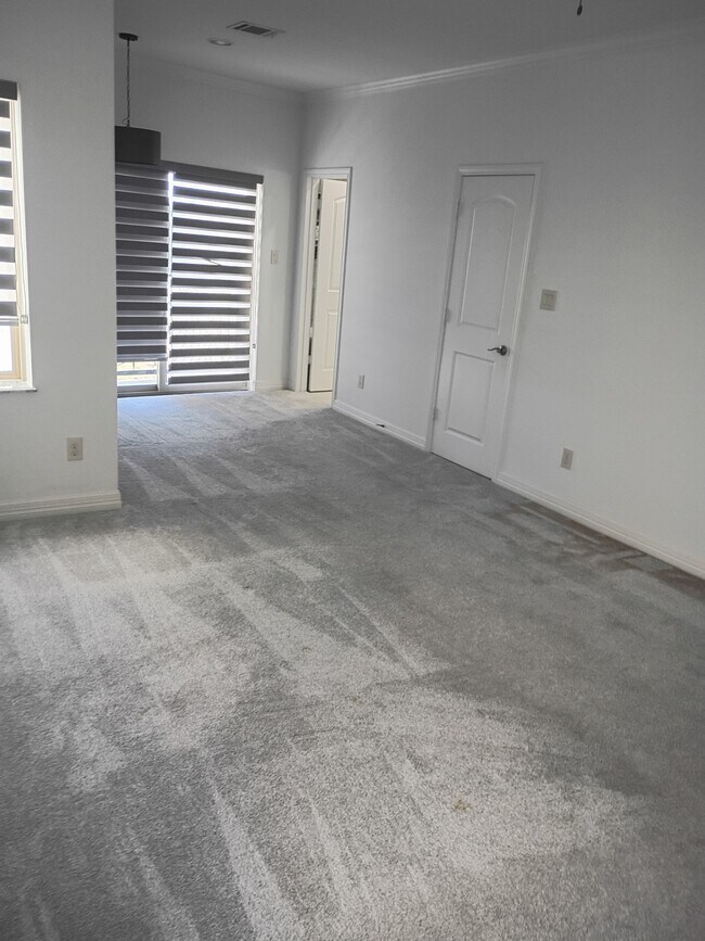 Building Photo - 150 Carson Ct