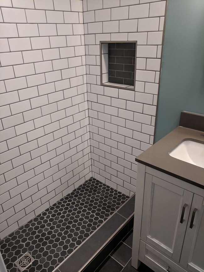 Building Photo - Gorgeous 1BR Condo Walk to Class