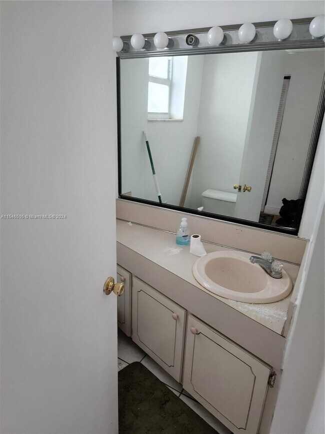 Building Photo - 1351 NE 191st St