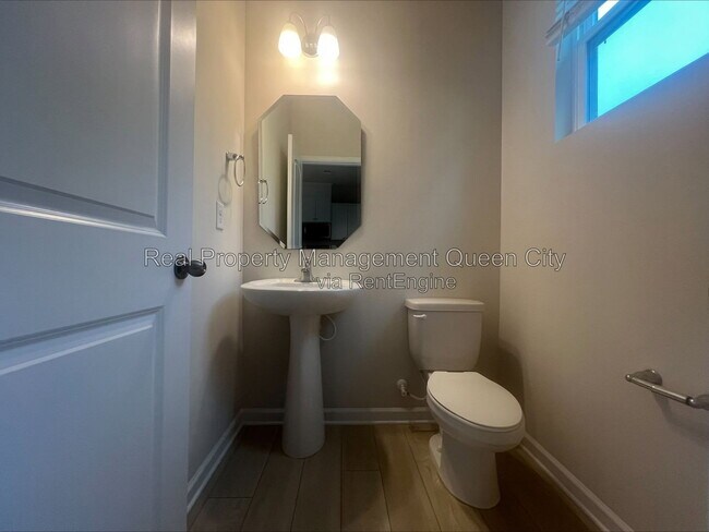Building Photo - 2407 Lazette Dr