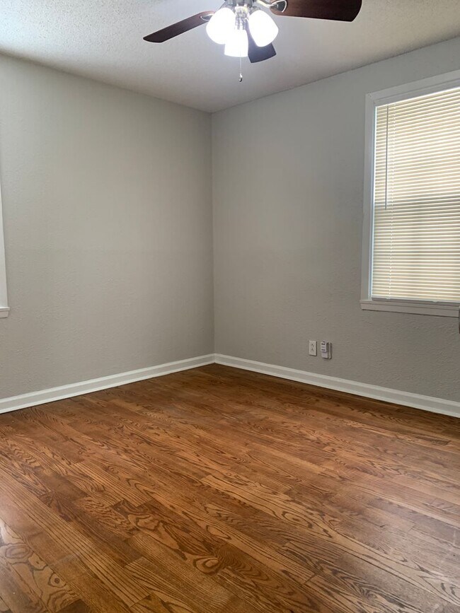 Building Photo - Your Next Home Awaits: 4BR/2BA in Desirable Prairie Village Location!